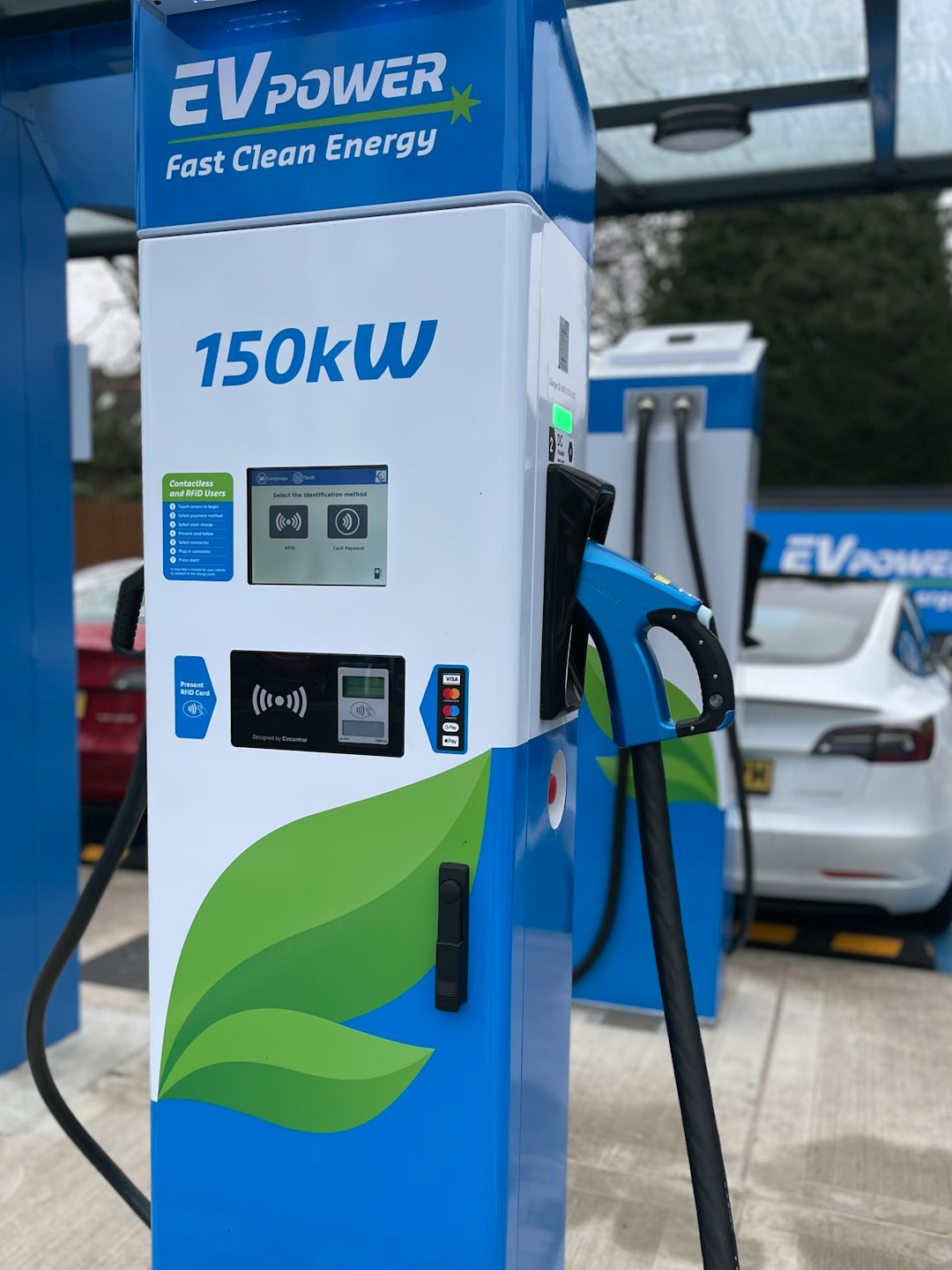 Estación de carga de vehículos eléctricos con opciones de pago e instrucciones.